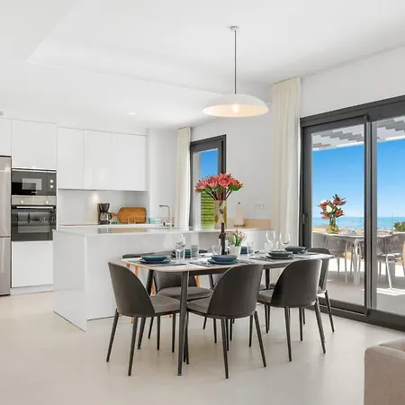 Vivi Homes - The Essence - Sea Views - Terrace - Pool - Gym